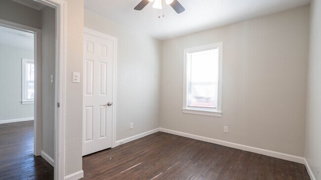 Building Photo - Beautifully remodeled 3/2 in West Tulsa - ...