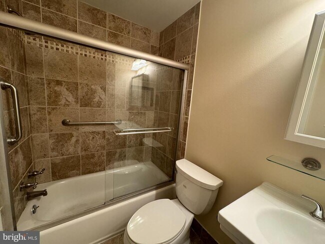 Building Photo - 214 Locust St SE