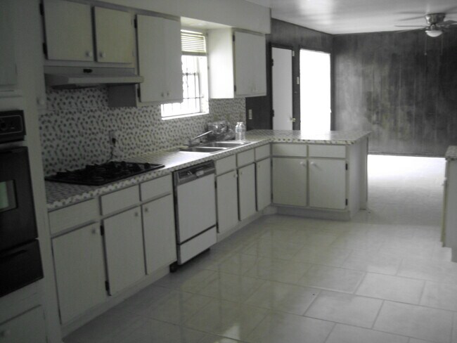 Kitchen - 959 W Nelda Rd
