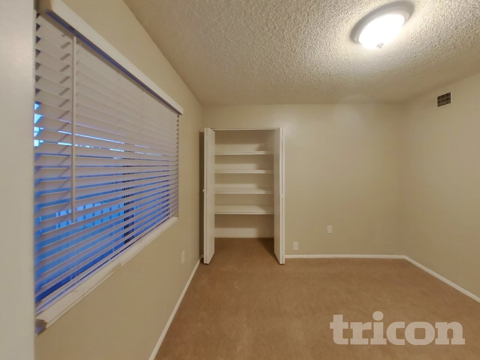 Building Photo - 828 N Pine Ct