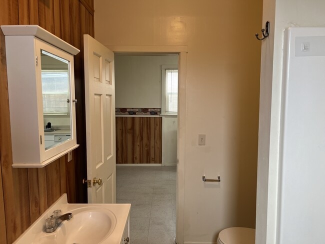 Building Photo - 570 Silver St