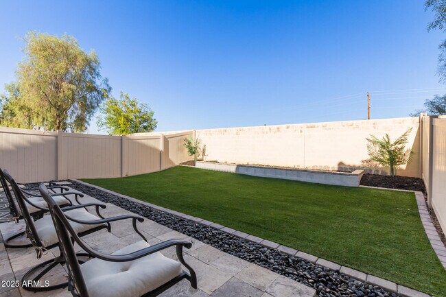 Building Photo - 1367 S Country Club Dr