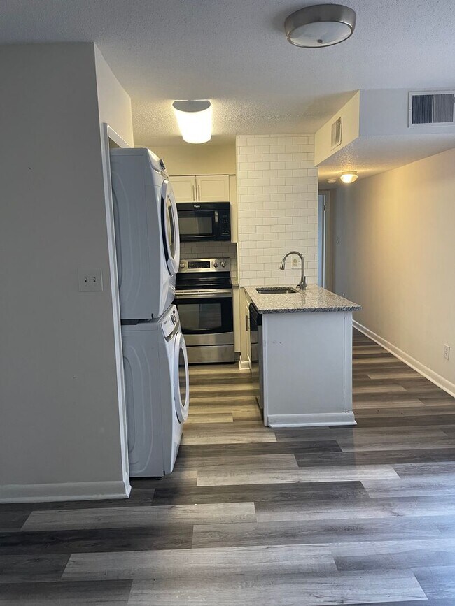 Building Photo - 10170 Beach Dr SW