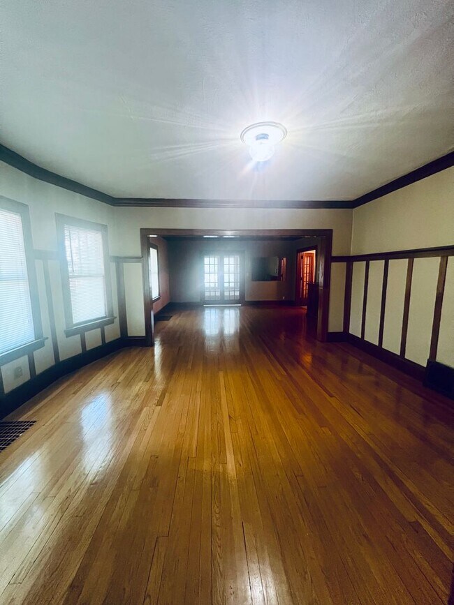 Building Photo - 301 S Chicago Ave