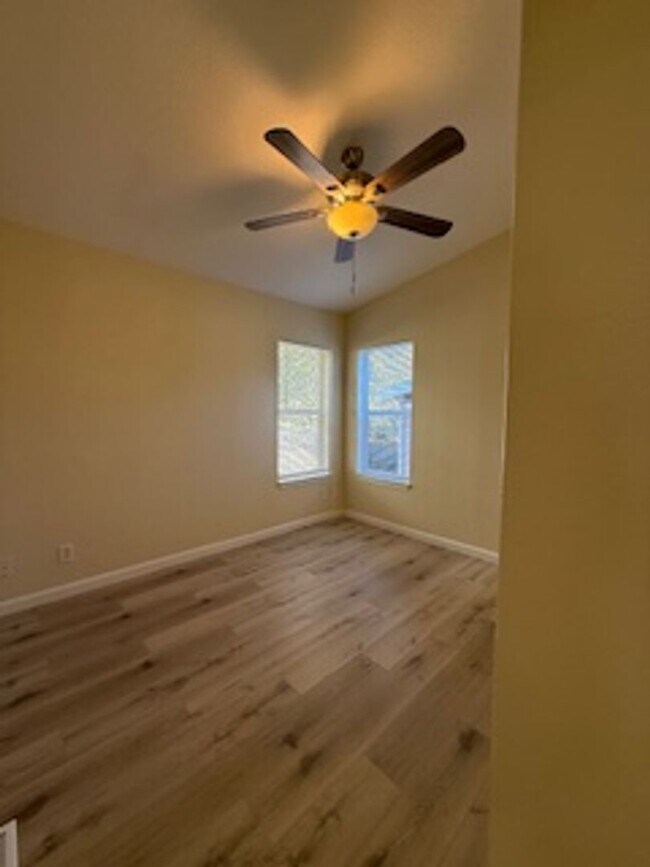 Building Photo - Auburn Cutie