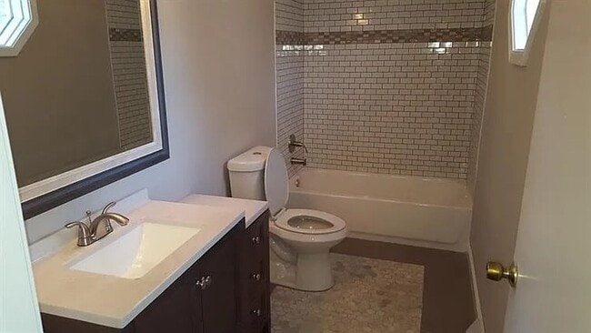 Building Photo - 4 bed/ 2.5 baths Single Family Home