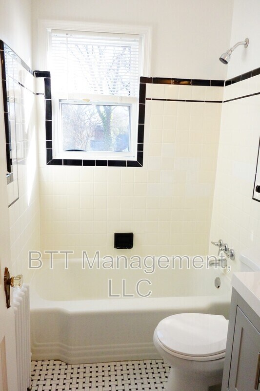Building Photo - 907 Hudson Ave