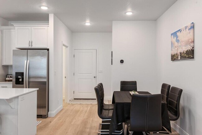 Building Photo - Desert Color Townhome 4-Bedrooms!