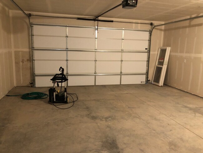 Building Photo - Modern Townhome with Heated Garage