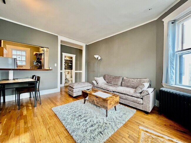 Primary Photo - 1572 Commonwealth Ave