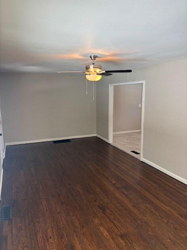 Building Photo - 3 Bedroom, 1 Bathroom in Kansas City