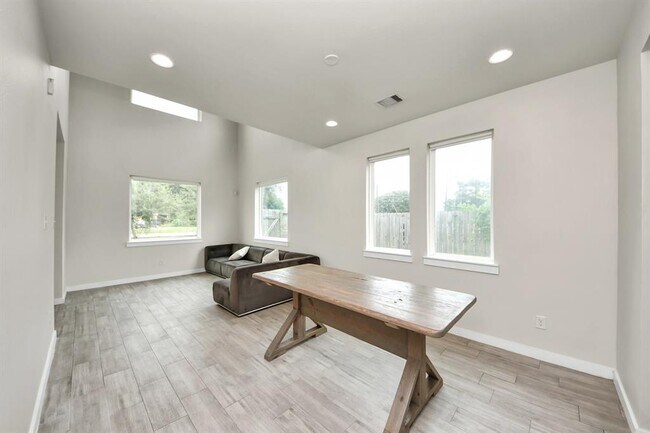 Building Photo - 4228 Bellfort Ave