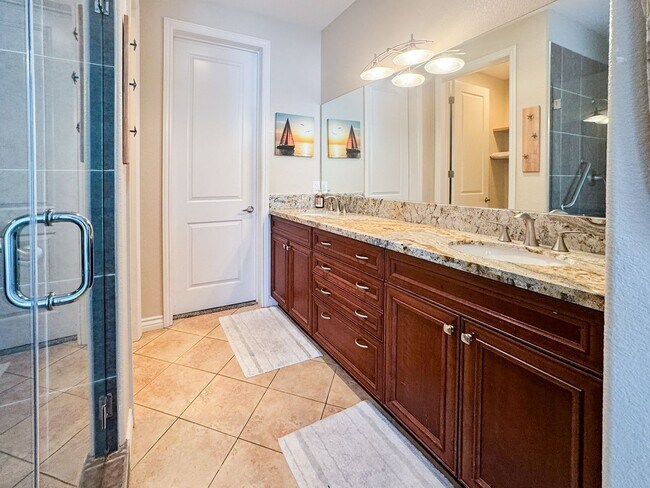 Building Photo - Beautiful Furnished 1 Bedroom, 1.5 Bath Condo with Harbor Views - Flexible Lease!