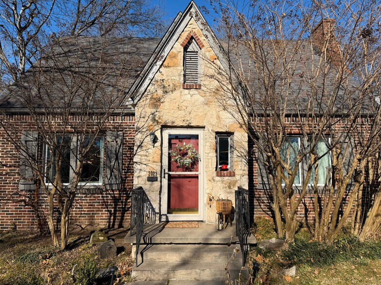 Building Photo - 2023 E 14th Pl