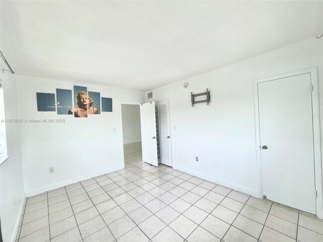 Building Photo - 110 Royal Palm Rd