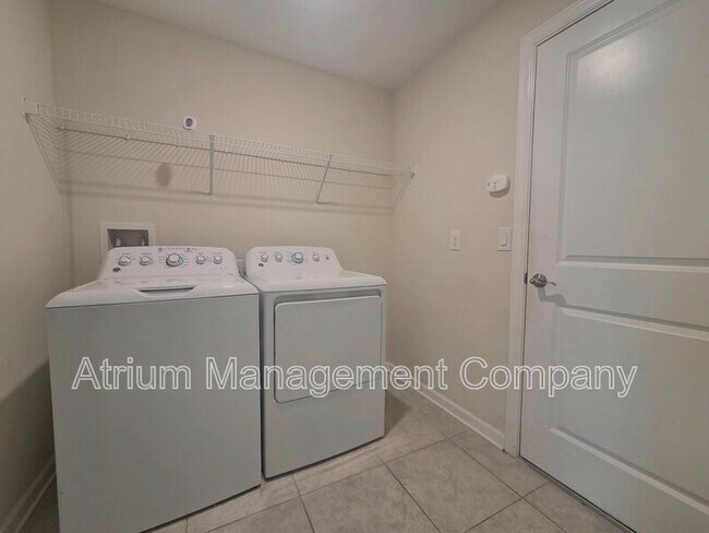 Building Photo - 327 Macarthur St