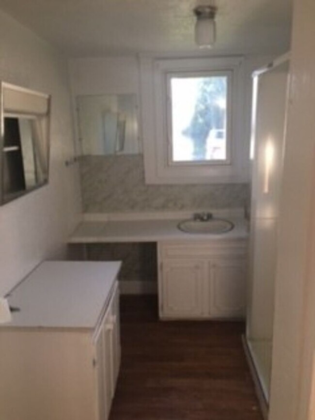 Building Photo - 1 bedroom, 1 bath duplex: Available August...