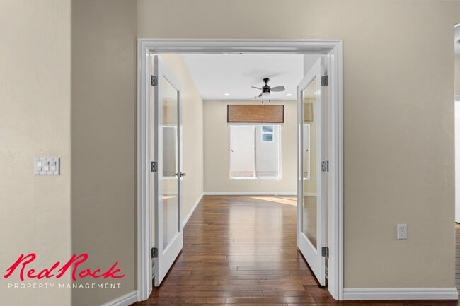 Building Photo - Sun River 2 Bedroom Home with Bonus Den! First Class Amenities!