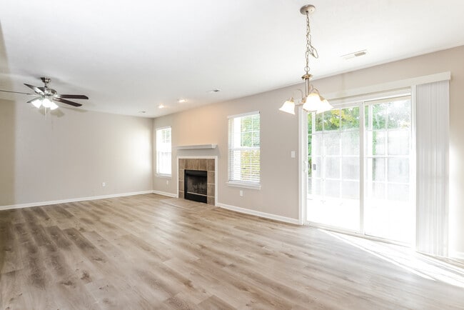 Building Photo - 904 Flying Sun Dr