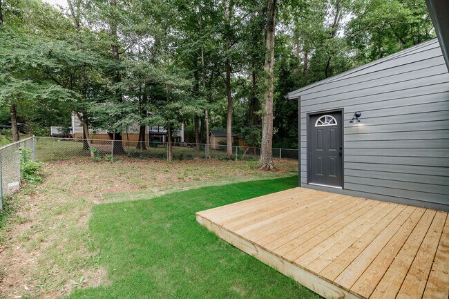 Building Photo - Newly Renovated East Side Home!