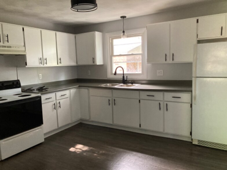 Building Photo - 391 Lynn Dr