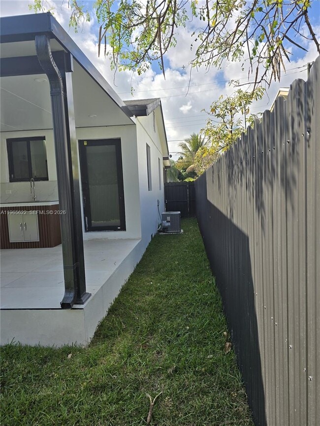 Building Photo - 2923 NW 16th Ave