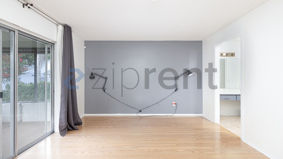 Building Photo - Unit