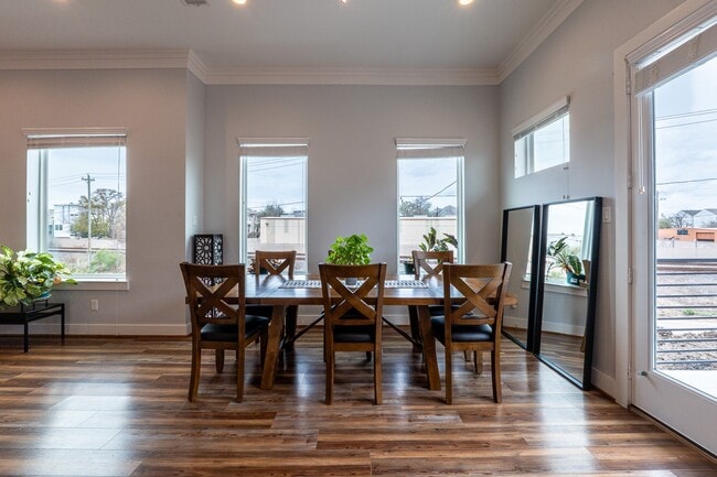 Building Photo - 1318 Reinerman St