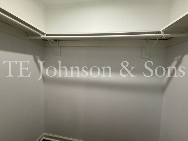 Building Photo - 3 Bedroom Close to Mt. Tabor