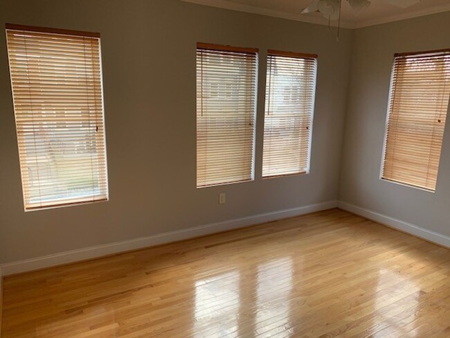 Building Photo - 2 BR/3.5 BA Updated Columbia Heights Row H...