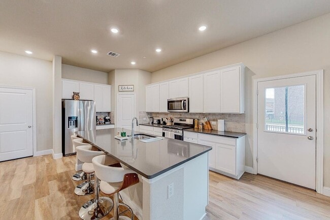 Building Photo - 7524 Redondo Dr