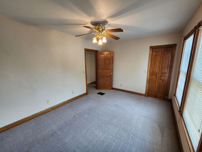 Building Photo - Single Family 3 bedroom 1.5 bath in Moline