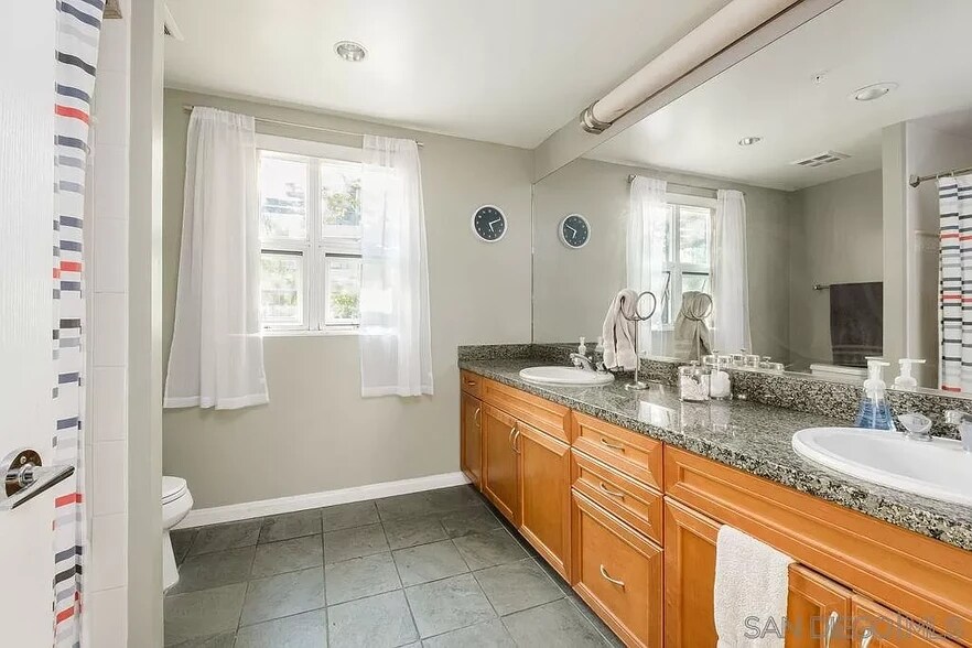 Building Photo - 555 Front St