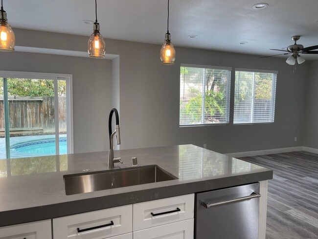 Building Photo - Beautiful 4 Bedroom 3 Bathroom with a pool