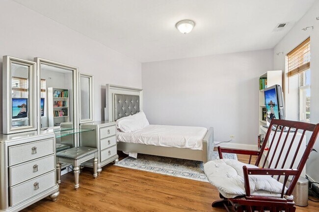 Building Photo - 3432 S Prairie Ave