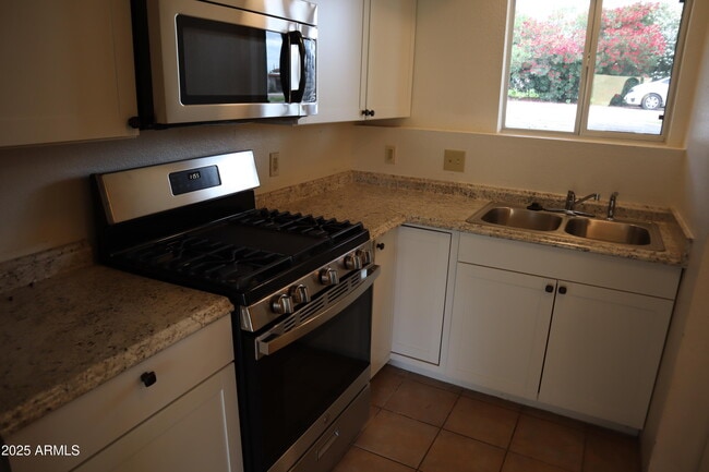 Building Photo - 4241 Plaza Oro Loma