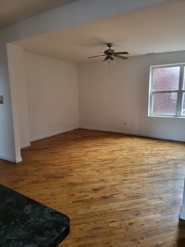 Building Photo - 820 E 44th St