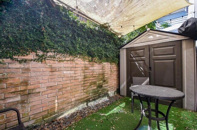 Building Photo - 615 Kipling St