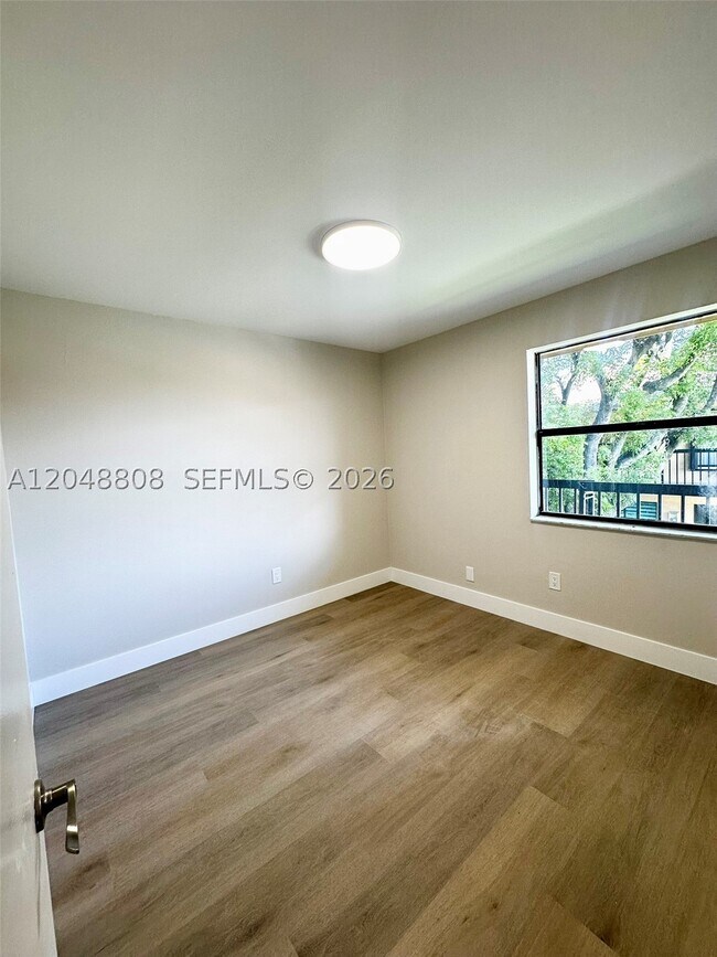 Building Photo - 2540 W 67th Pl