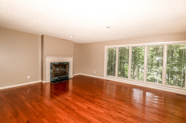 Building Photo - Beautiful 3 bedroom, 3 bath,  mother-in-law sweet with full kitchen in lower level.