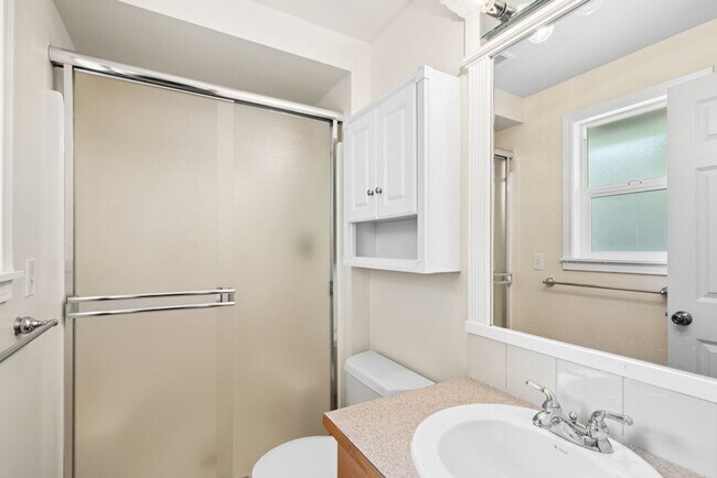 Building Photo - 3Bd/1.75Ba Bellevue House