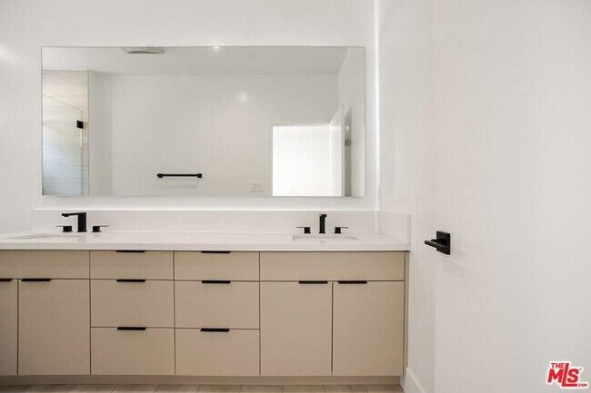 Building Photo - 10630 Wilkins Ave