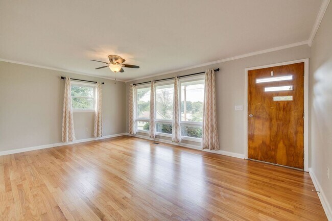 Building Photo - Beautifully updated 3 BR 1 BA home with ex...