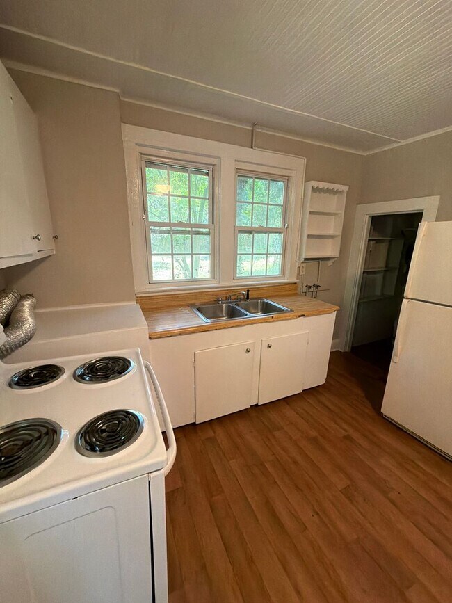 Building Photo - T.R. Lawing Realty Property