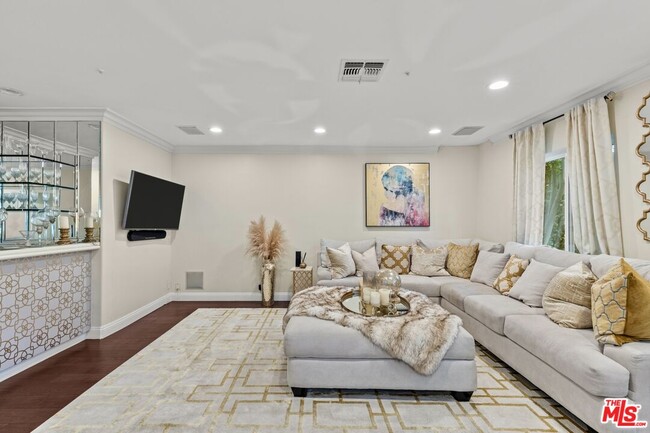 Building Photo - 268 S Palm Dr