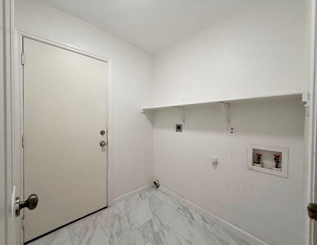 Building Photo - Beautiful 3/2 Available for Immediate Move In!