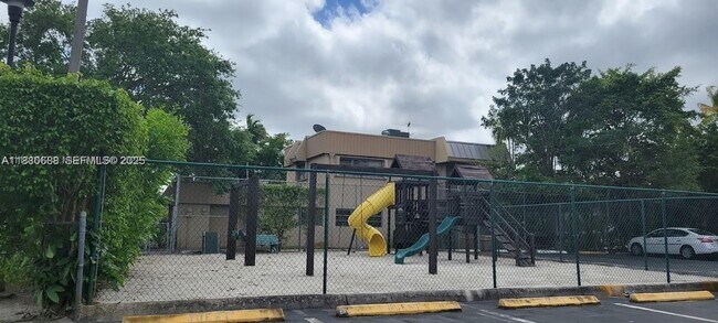 Building Photo - 10431 N Kendall Dr