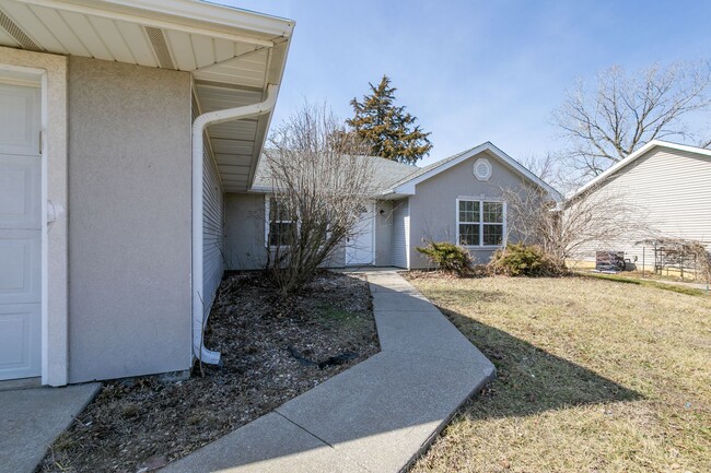 Building Photo - Recently Remodeled house in North Columbia!