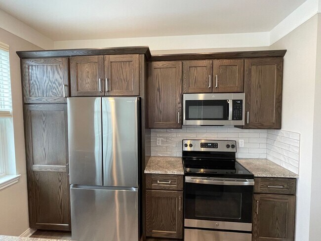 Building Photo - Shelby Township - 3 Bedroom, 2 Bath, End-Unit condo style w/Att Garage