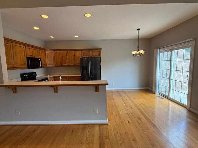 Building Photo - 4 Bedroom, 3 Bath Duplex in CrossKeys!